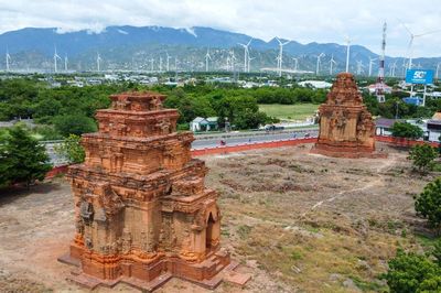 Hiện trạng tháp Chăm hơn 1.000 năm tuổi được đề xuất bảo vệ bằng việc 'nắn' đường sắt tốc độ cao