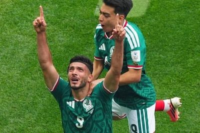 Mexico 2-0 Nam Phi: 3 thẻ đỏ và nước mắt xúc động của Raul Jimenez