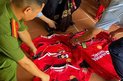Người phụ nữ bị xử phạt vì bày bán 7 bộ quần áo giả nhãn hiệu Manchester United
