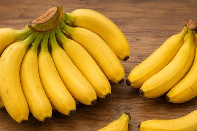 Chỉ cần bọc phần này rồi cho vào tủ lạnh, chuối sẽ lâu chín hơn