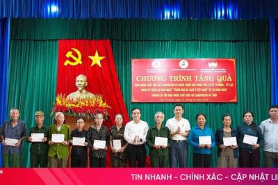 Trao 100 triệu đồng hỗ trợ các nạn nhân chất độc da cam/dioxin