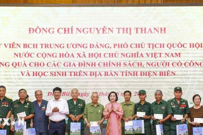 Phó Chủ tịch Quốc hội Nguyễn Thị Thanh tặng quà gia đình chính sách ở Điện Biên
