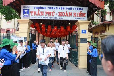 Kỳ thi tốt nghiệp THPT năm 2026: Thí sinh bước vào buổi thi cuối, làm bài thi 2 môn tự chọn