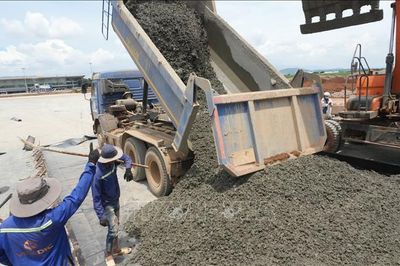 Tăng tốc thi công nâng cấp sân bay Liên Khương khi mùa mưa cận kề