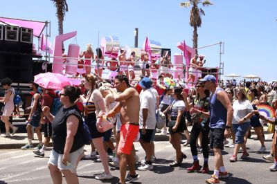 Rực rỡ Lễ Diễu hành Tel Aviv Pride 2026 với hàng trăm nghìn người tham dự