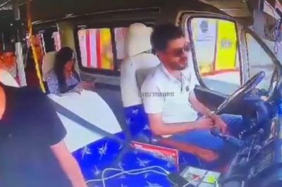 Tài xế ngủ gật khiến xe buýt đâm vào tường, hành khách văng khỏi ghế