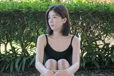 Kwon Eun Bi gây chú ý với vóc dáng quyến rũ