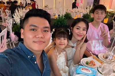 Lê Phương hạnh phúc cùng chồng mừng thôi nôi cháu gái