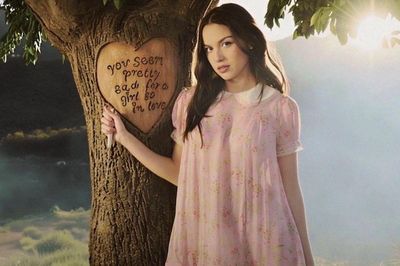Olivia Rodrigo gây bất ngờ với album mới: Khi tình yêu thay thế những cơn giận dữ quen thuộc