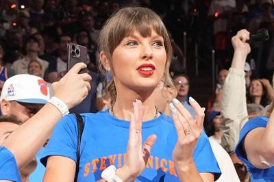 Khoảnh khắc Taylor Swift 'chạm mặt' Kylie Jenner gây sốt