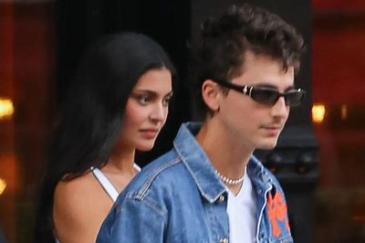 Người mẫu Kylie Jenner và Timotheé Chalamet gây sốt với màn diện đồ đôi