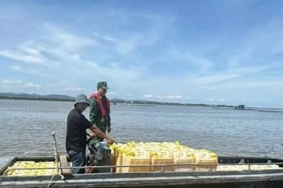 Biên phòng Quảng Ninh tạm giữ một phương tiện vận tải thủy vận chuyển xăng E10 RON 95 không rõ nguồn gốc