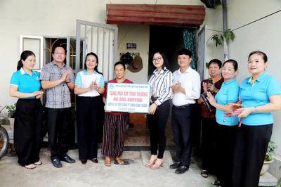 Hội LHPN tỉnh trao kinh phí hỗ trợ xây dựng 'Mái ấm tình thương' tại xã Hậu Lộc