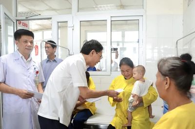 Phó Chủ tịch UBND tỉnh Đầu Thanh Tùng thăm, tặng quà trẻ em tại Bệnh viện Nhi Thanh Hóa