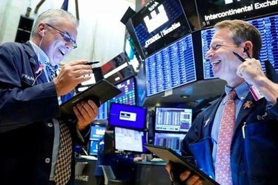 Dow Jones vọt tăng hơn 900 điểm khi ông Trump tuyên bố Mỹ sắp ký thỏa thuận với Iran