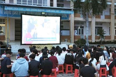 Phim lịch sử về với cơ sở