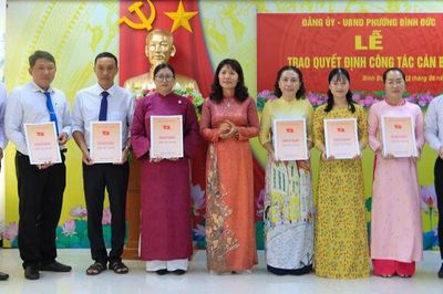 Phường Bình Đức trao quyết định về công tác cán bộ