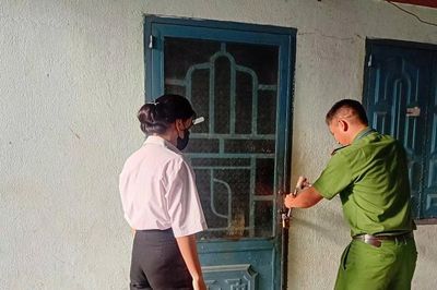 Công an xã Chư Sê hỗ trợ phá khóa phòng trọ, giúp thí sinh kịp giờ thi