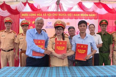 Phòng Cảnh sát giao thông Công an tỉnh Gia Lai kết nghĩa với làng Tnung