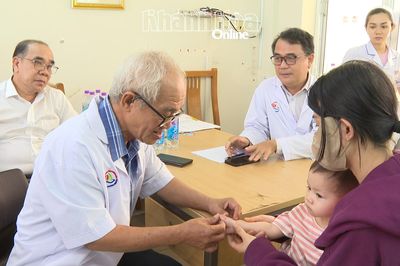 Khám và điều trị cho 30 trẻ em mắc các bệnh lý về cơ xương khớp