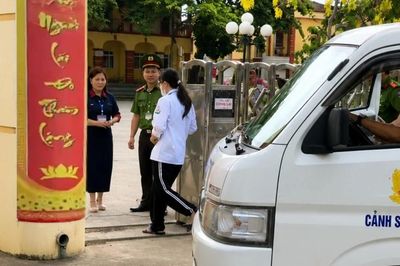 Lào Cai: Công an xã Trấn Yên kịp thời hỗ trợ thí sinh đến điểm thi an toàn, đúng giờ