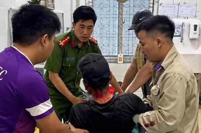 Công an xã Văn Bàn kịp thời hỗ trợ công dân có biểu hiện rối loạn tâm thần đi cấp cứu