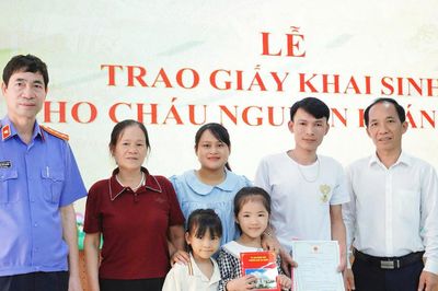 Trao giấy khai sinh cho trẻ có hoàn cảnh đặc biệt tại Nam Gia Nghĩa