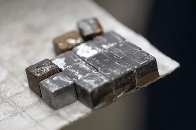 Ukraine phát hiện biến thể đầu đạn chùm và linh kiện ngoại trên tên lửa Kalibr