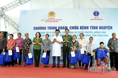 Khám, chữa bệnh và phát thuốc miễn phí cho 1.300 người dân xã Nam Ninh