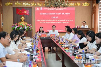 Đồng chí Đinh Thị Lụa, Phó Bí thư Tỉnh ủy, Chủ tịch Ủy ban MTTQ Việt Nam tỉnh dự sinh hoạt chuyên đề tại Chi bộ Khoa Xây dựng Đảng, Đảng bộ Trường Chính trị tỉnh