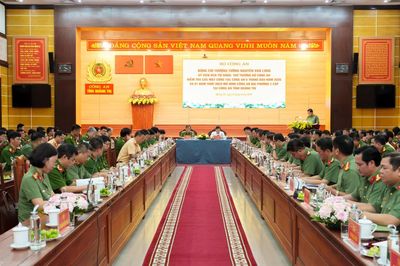 Đồng chí Thượng tướng Nguyễn Văn Long, Thứ trưởng Bộ Công an làm việc với Công an tỉnh