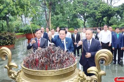 Đoàn đại biểu Mặt trận Lào xây dựng đất nước tỉnh Bò Kẹo và tỉnh U Đôm Xay dâng hương tưởng niệm các Anh hùng liệt sĩ Nhà tù Sơn La