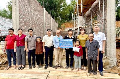 Trao hỗ trợ 60 triệu đồng xây nhà cho gia đình anh Seo Văn Út, xã Trung Hà