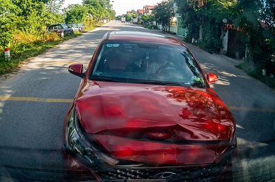 Không giữ khoảng cách an toàn, xe con húc đuôi xe phía trước