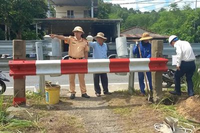Rào đóng 2 lối đi tự mở nguy hiểm qua tuyến đường sắt ở Huế