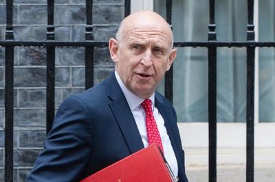 Bộ trưởng Quốc phòng Anh John Healey từ chức