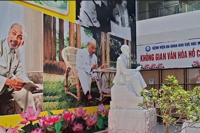Đặt tượng Bác Hồ tại không gian văn hóa Hồ Chí Minh tại Bệnh viện Đa khoa khu vực Hóc Môn