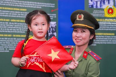 Hàng chục nghìn người hào hứng trải nghiệm 'Bức tường An ninh mạng' tại phố đi bộ Nguyễn Huệ