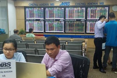 Cổ phiếu trụ suy yếu, chứng khoán quay đầu giảm