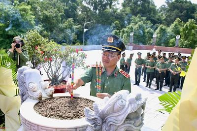 Thứ trưởng Phạm Thế Tùng tri ân các Anh hùng liệt sĩ Công an nhân dân