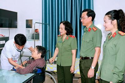 1.300 người dân được khám, chữa bệnh, phát thuốc miễn phí