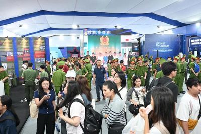 Người dân hào hứng trải nghiệm tại chuỗi sự kiện 'Tổ quốc bình yên'