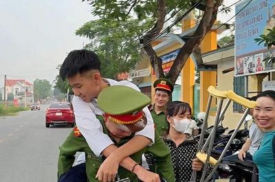 Hình ảnh xúc động của Công an Bắc Ninh hỗ trợ thí sinh thi tốt nghiệp