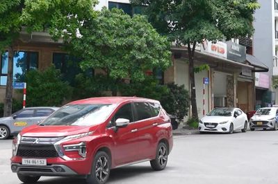 Xe đỗ tràn lan, phố mất mỹ quan