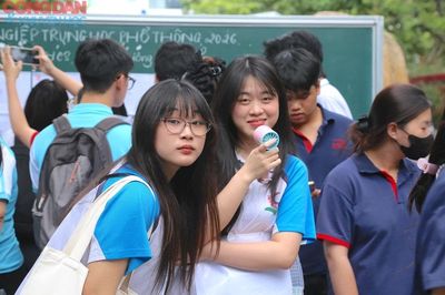 Sáng 12/6, sĩ tử cả nước làm bài thi các môn tự chọn kỳ thi tốt nghiệp trung học phổ thông 2026