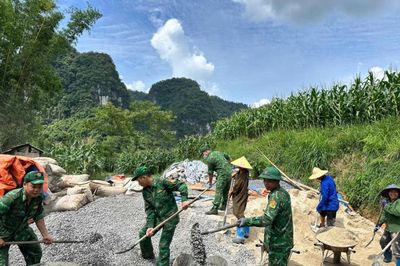 Đồn Biên phòng Thị Hoa hỗ trợ nhân dân xóa nhà tạm, nhà dột nát