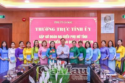 Phó Bí thư Thường trực Tỉnh ủy Huỳnh Quốc Việt gặp gỡ Đoàn đại biểu phụ nữ tỉnh dự Đại hội đại biểu Phụ nữ toàn quốc