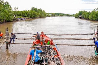 Xã Đất Mũi ra quân giải tỏa hàng đáy, hàng đăng khai thác thủy sản trái phép