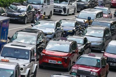 Ít khách, thu nhập xuống dốc, nhiều tài xế công nghệ khiến hành khách 'mắt tròn mắt dẹt' khi mở tiệm cắt tóc, bán cà phê ngay trên xe