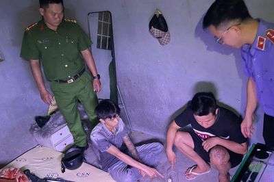 Bắt quả tang Trần Anh Khoa cùng Đỗ Ngọc Sang làm 'chuyện đáng sợ' trên căn phòng ở gác lửng